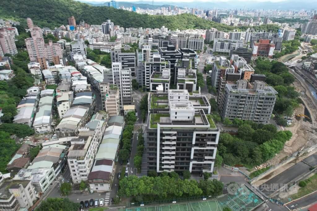 圖為從高處俯瞰台北市北投區公寓大樓林立。 圖：中央社檔案照片