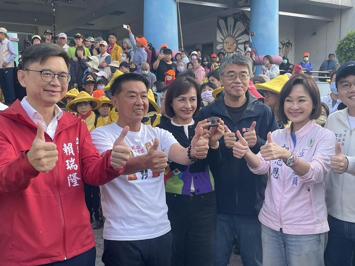 賴瑞隆、許智傑、邱議瑩、李懷仁、柯志恩(左至右)同框迎白沙屯拱天宮媽祖。 圖：邱議瑩辦公室/提供