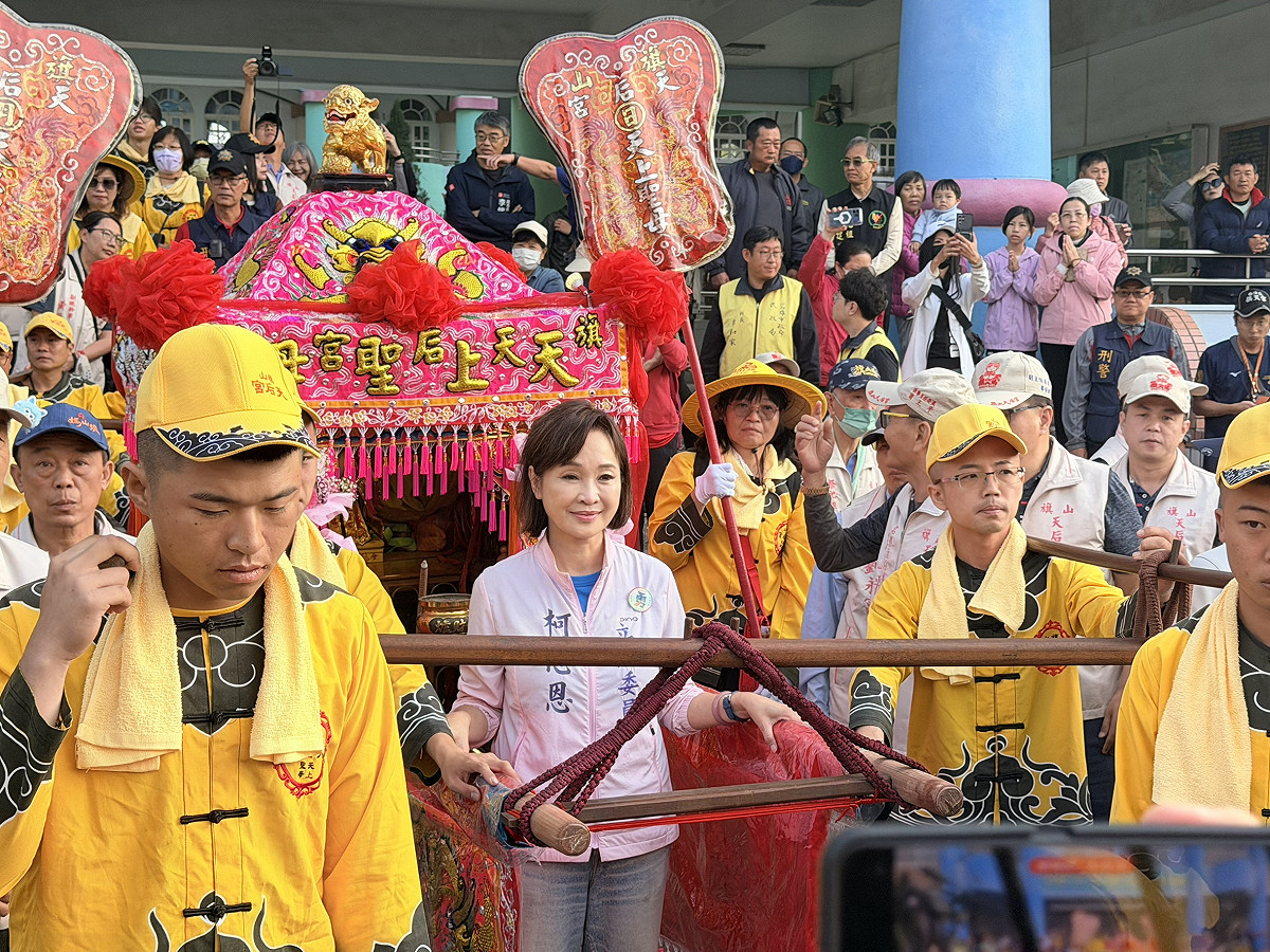柯志恩(左二)為旗山天后宮媽祖神轎扶轎。 圖：柯志恩辦公室/提供