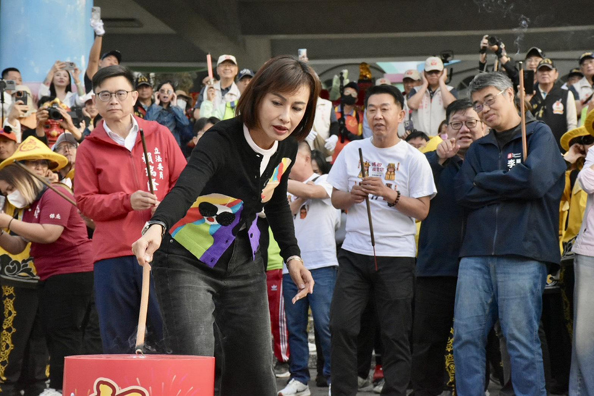 邱議瑩(前方)鼓起勇氣點燃竹炮。 圖：邱議瑩辦公室/提供