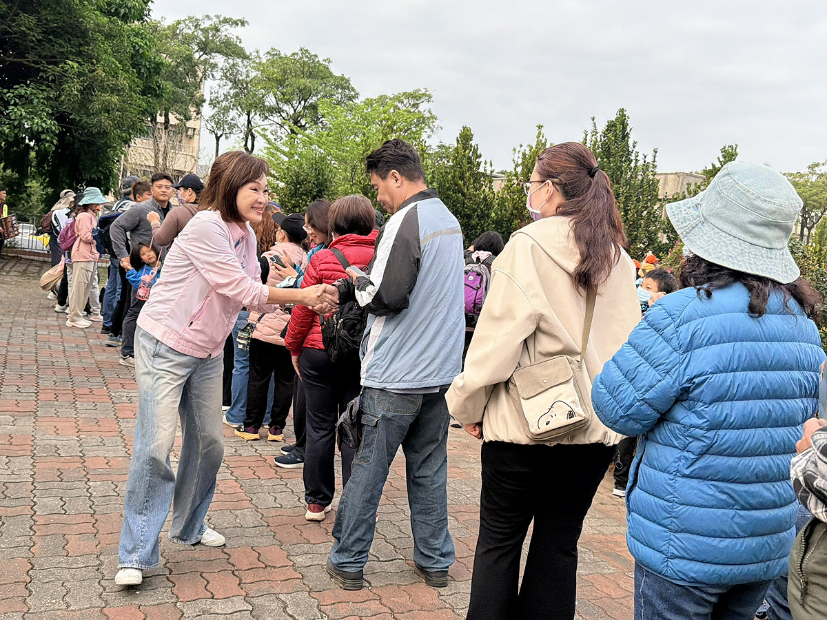 柯志恩(左一)與自各地的信眾握手問安。 圖：柯志恩辦公室/提供