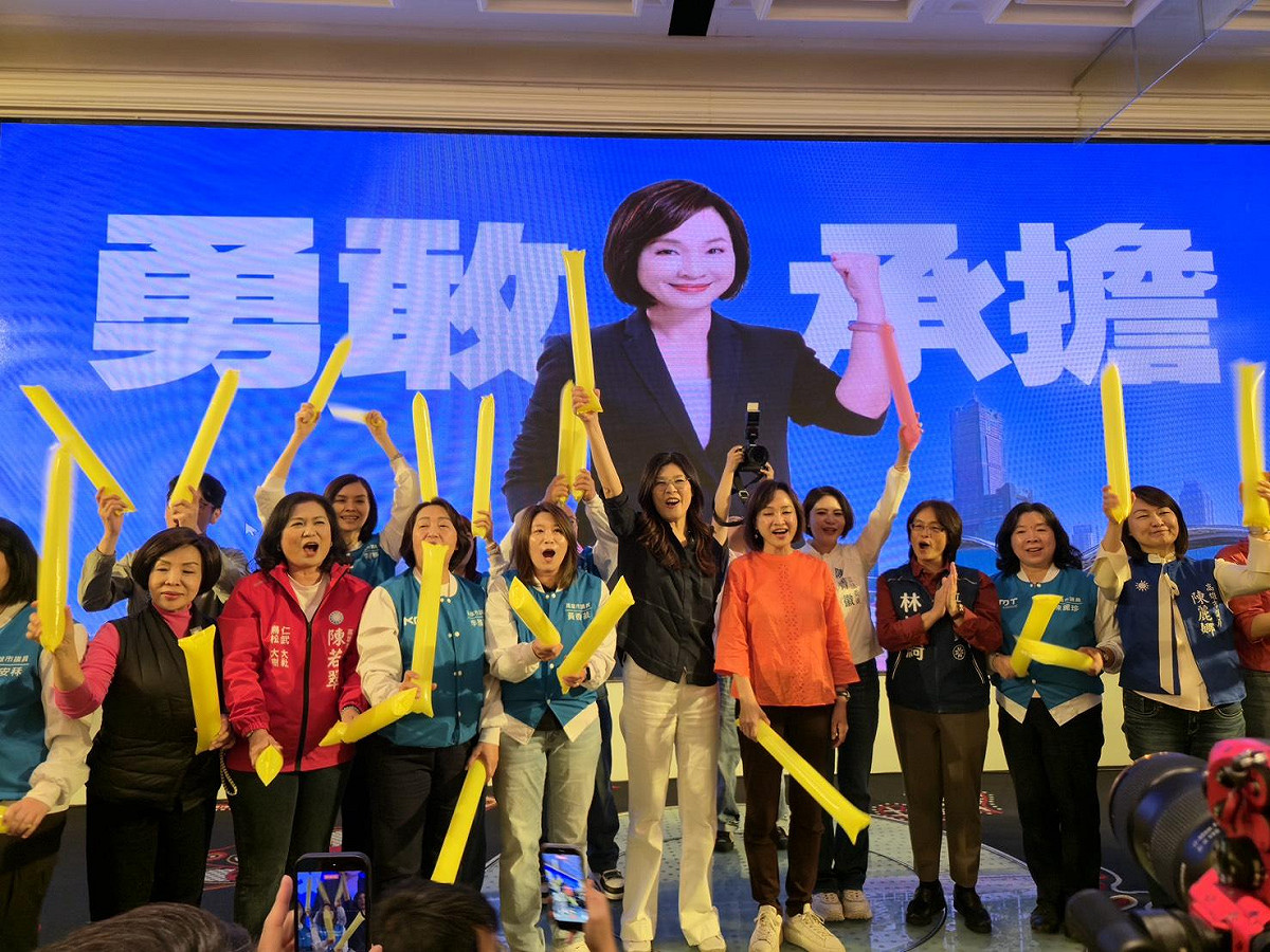 鄭麗文(中)日出席高雄市黨部新春團拜，呼籲選民團結一致，支持柯志恩在南台灣一馬當先。 圖：國民黨高雄市黨部/提供