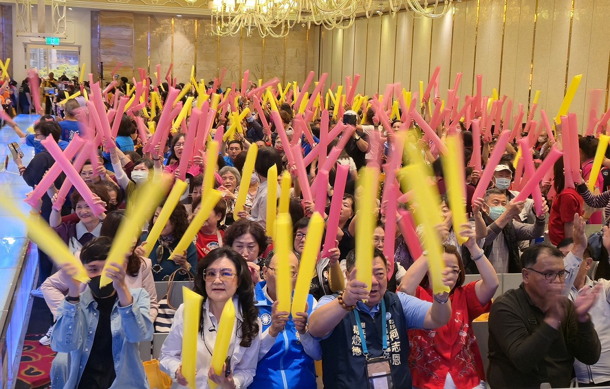 全場民眾在大進場時揮舞加油棒、以歡呼尖叫相迎。 圖：國民黨高雄市黨部/提供