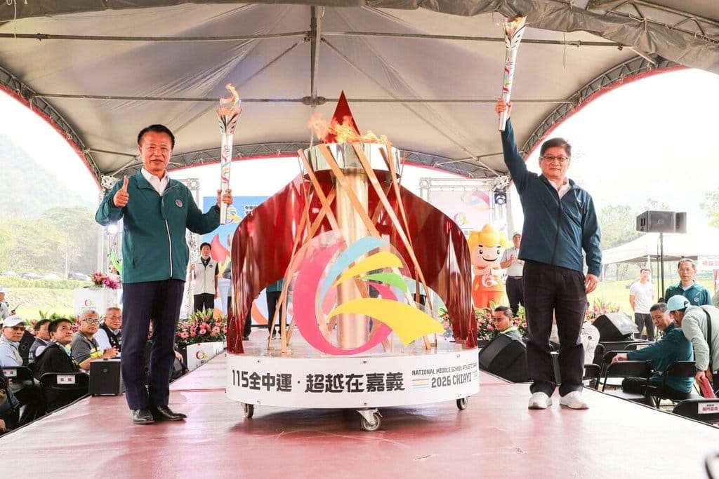 115年全國中等學校運動會將在嘉義縣登場，15日由縣長翁章梁（前左）與運動部常務次長洪志昌（前右）在番路鄉觸口愛情大草原引燃聖火。（嘉義縣政府提供）中央社記者蔡智明傳真　115年3月15日