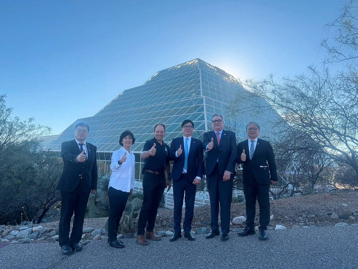 陳其邁(右三)率高市環保、工務、水利局長拜訪美國Biosphere 2研究設施。 圖：高雄市環保局/提供