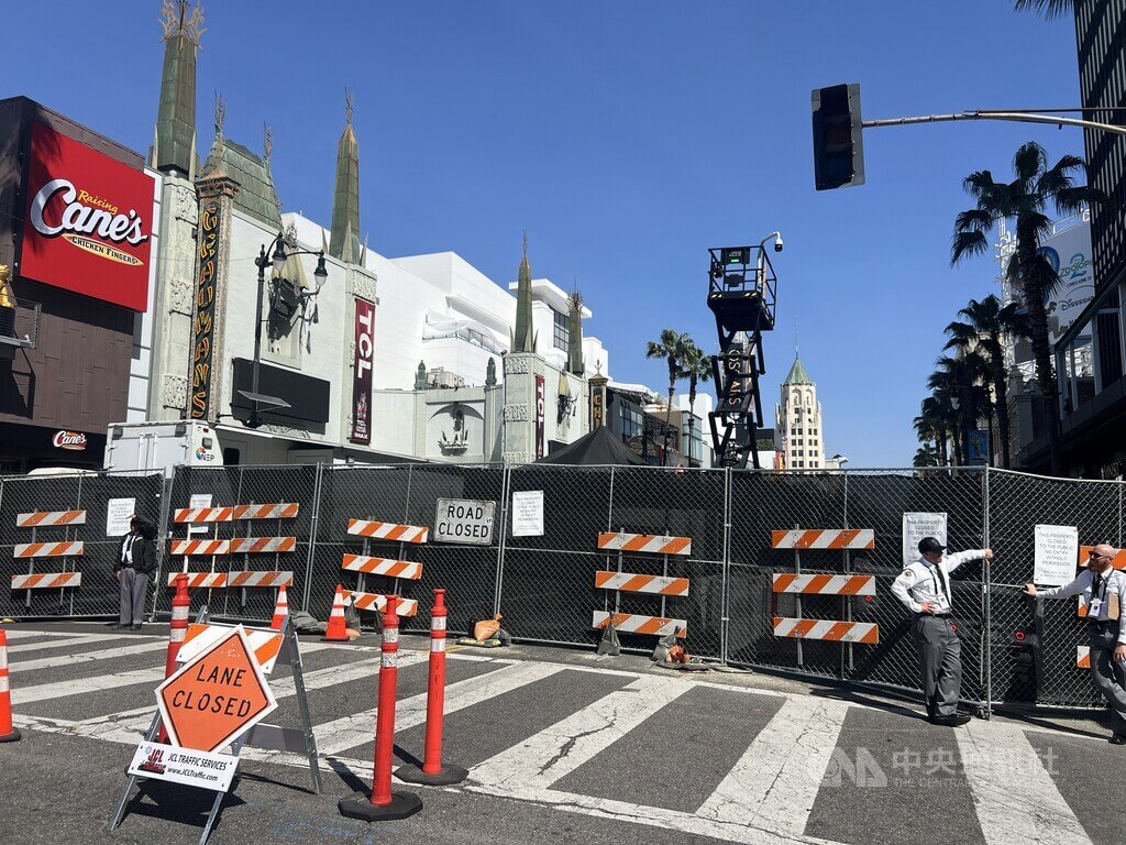 第98屆奧斯卡頒獎典禮在洛杉磯的好萊塢舉行，周邊道路封鎖，隨處可見路障與警察巡邏。中央社記者林宏翰洛杉磯攝 115年3月16日 圖：中央社提供