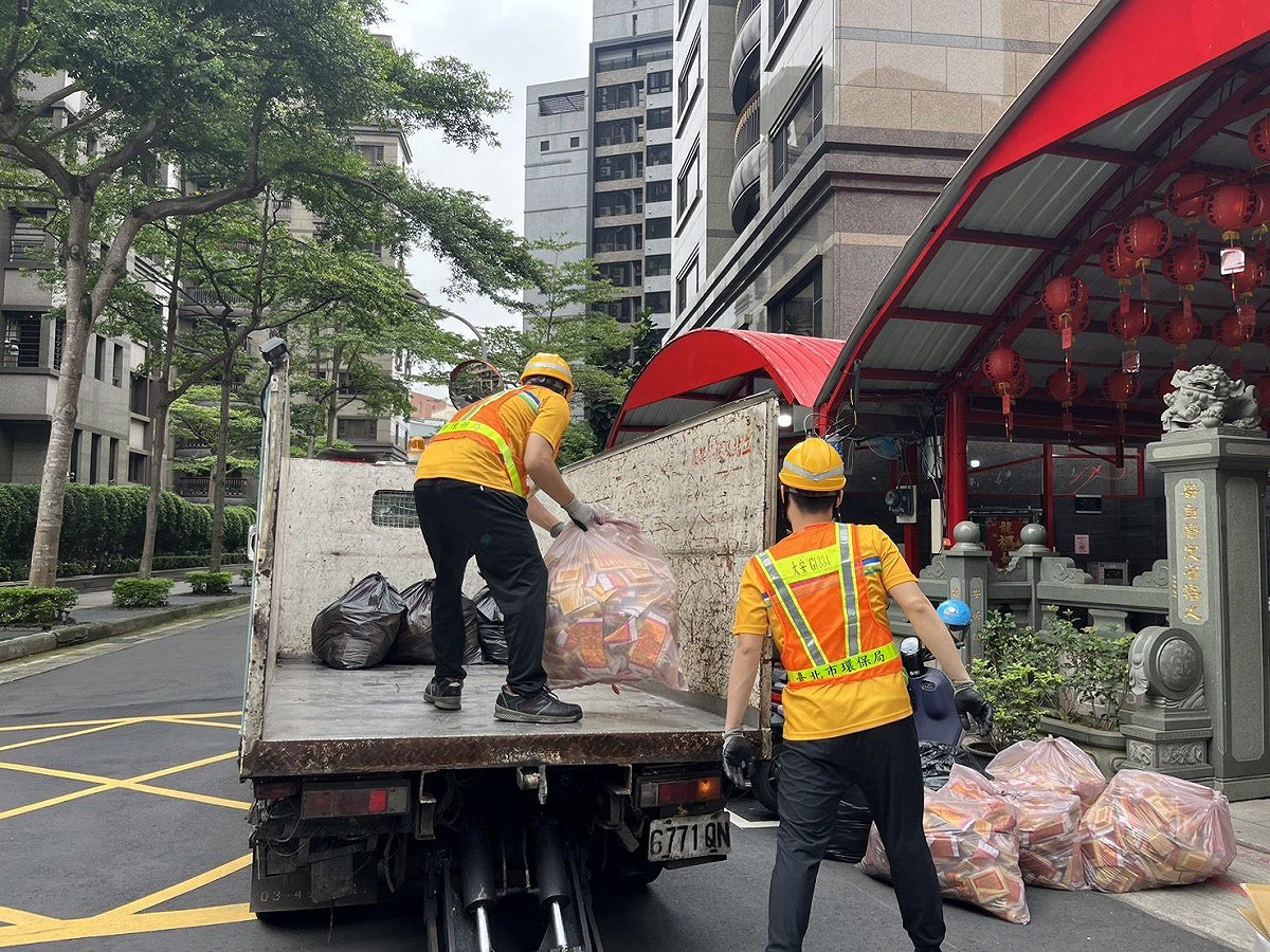 環境部呼籲紙錢集中代燒。 圖：取自台北市環保局