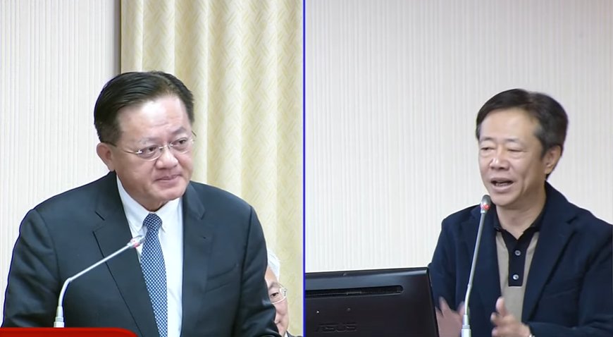 消防署長蕭煥章（左）在接受民進黨立委張宏陸（右）質詢時，口誤將「小橘書」説成「小紅書」。 圖：擷取自 國會頻道