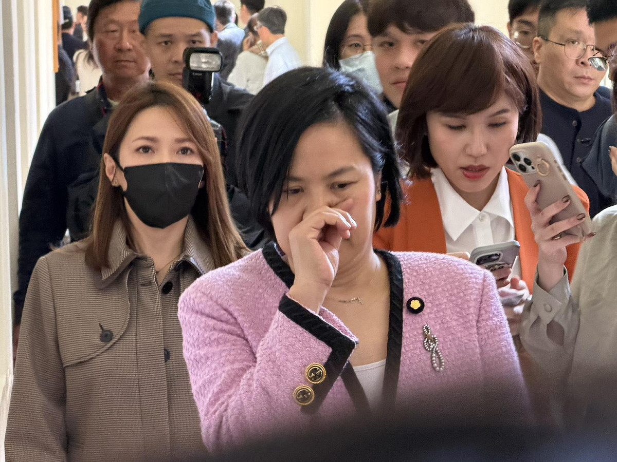 民眾黨不分區立委李貞秀首度質詢卻遭官員「不備詢」，李貞秀怒批內政部長劉世芳對個人的侮辱，不敢接受監督，「最後還竄逃離席」。  圖：金大鈞/攝