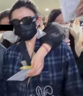 陳妍希搭機抵達上海時，竟有一名中國粉絲從後方伸手想送信，險些對陳妍希鎖喉。 圖：翻攝自微博