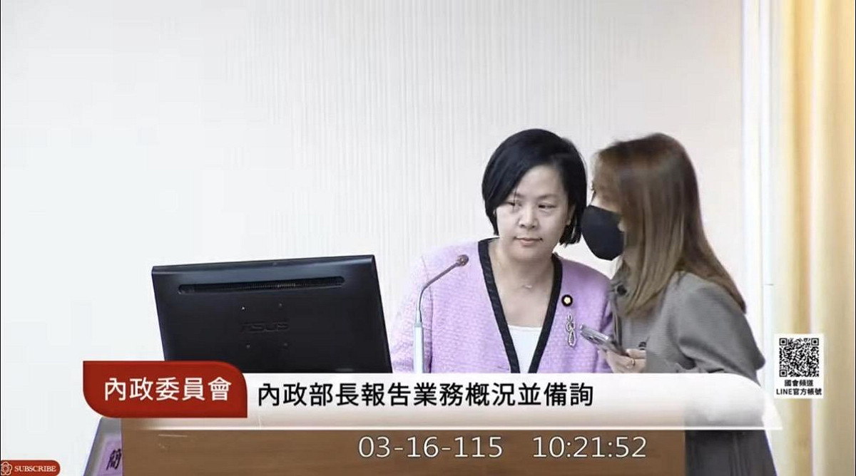 林楚茵直言：「真正『夠資格』的立委，並不需要質詢時還要靠陳智菡在旁邊『咬耳朵』救援。」 圖：擷取自國會頻道