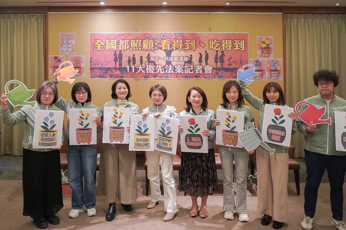 民進黨團書記長范雲與多名立委組成的「為下一代而戰連線」今（16）日召開「11 大優先法案」記者會。 圖：范雲 辦公室 提供