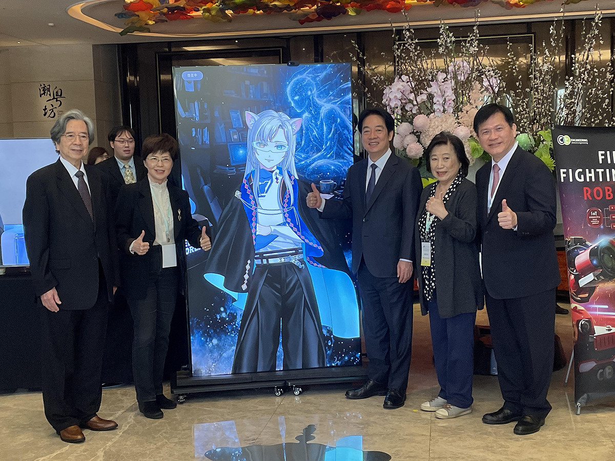 賴清德與台灣民主基金會的AI親善大使「若貓和」互動。 圖：台灣民主基金會提供