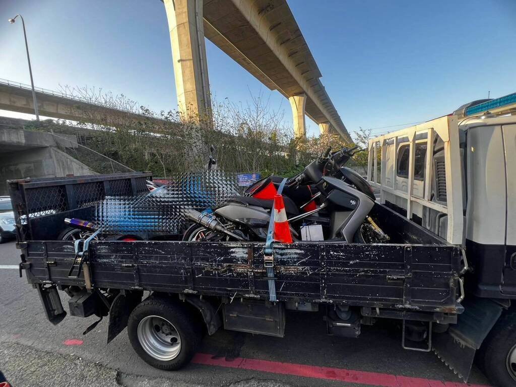 新竹地檢署指出，新竹部分地區出現深夜飆車，影響交通及安全；經查拘提鄭姓改裝車行業者及飆車族等12人，查扣11輛涉案車輛，裁定鄭男以新台幣10萬元交保，其餘11人以2萬至5萬元交保並限制住居。（新竹縣警察局新湖分局提供）中央社記者郭宣彣傳真　115年3月16日