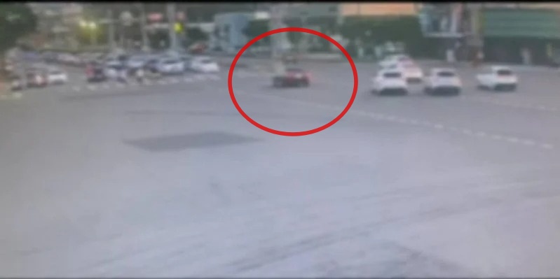 轎車逆向行駛到台灣大道的對向車道路口，警方將依科技執法開罰。 圖：警方提供