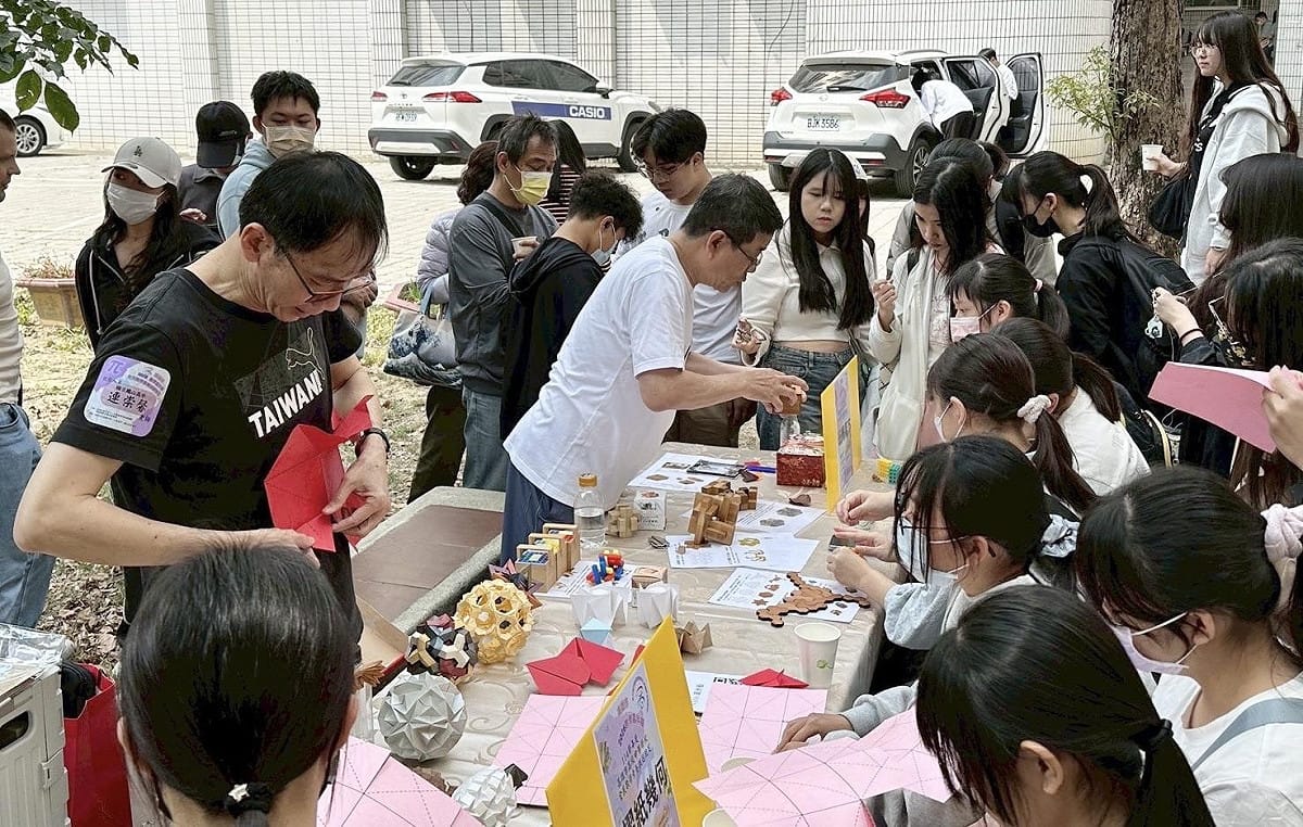 數學嘉年華活動現場設置互動攤位，吸引許多學生駐足體驗。 圖：高雄市教育局/提供