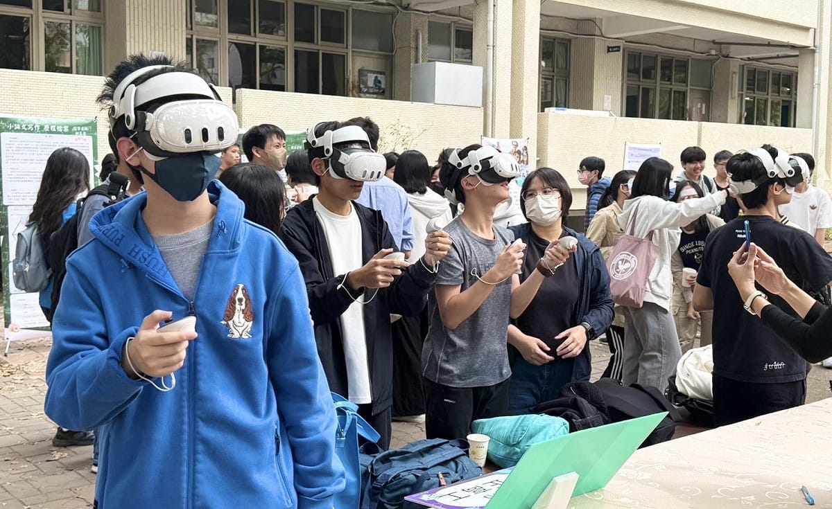 中正高工教師團隊於現場展示VR技術在數學與科技教育中的應用。 圖：高雄市教育局/提供