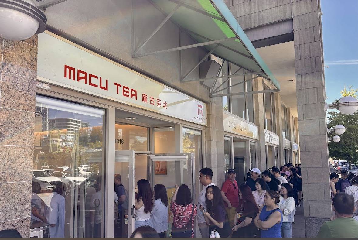 過去門口大排長龍的麻古茶坊北美門市，近日突傳出多家店結束營業。 圖：孫家銘翻攝