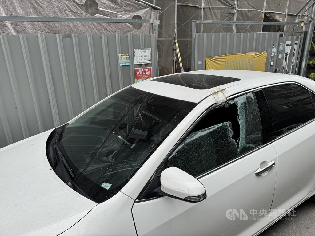 台中市東區1處住宅新建工程16日上午發生鋼筋掉落砸毀車輛與民宅意外，幸未造成人員傷亡。中市府表示，已依法勒令停工及限期改善。（翻攝照片）中央社記者蘇木春傳真　115年3月16日