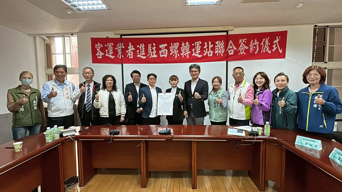 在各界見證下，統聯、台西與員林客運完成進駐簽約儀式，即日起正式進駐西螺轉運站。 圖：取自劉建國臉書