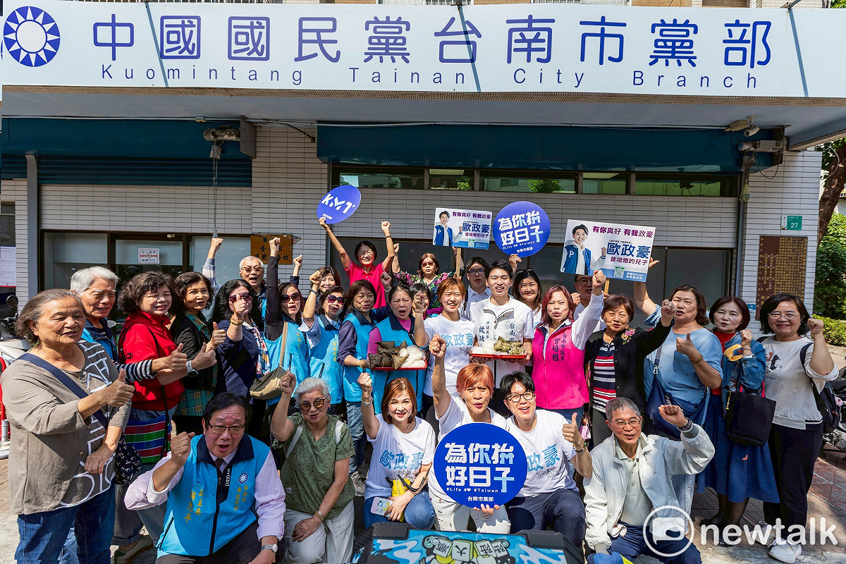 國民黨受理市議員黨內提名登記作業，歐政豪前往市黨部完成登記，成為本次登記期間台南市第一位完成登記的參選人。 圖：曾培雅服務處提供