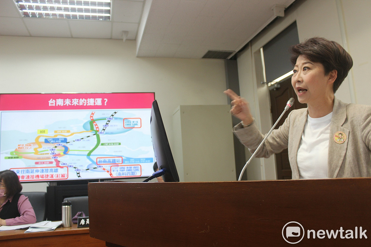 陳亭妃直言，台南捷運藍線可行性核定至今已8年，今年10月才有可能進行招標，而且單一線路的效益與運量完全不足以支撐營運，應應優先串聯高鐵、南科、沙崙，整套半環狀系統才能把運量完整串聯。 圖：陳亭妃服務處提供