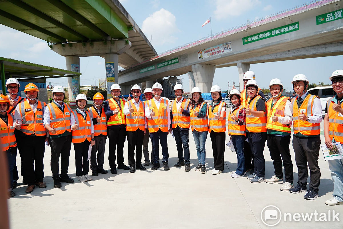 立法院交通委員會前往台南考察「國道1號北外環交流道工程」施工情形，由交通委員會召委林俊憲率隊進行會勘，交通部長陳世凱也親自出席，與交通部高速公路局、內政部國土署、台南市政府工務局及地方民代共同了解工程進度與未來規劃。 圖：林俊憲服務處提供