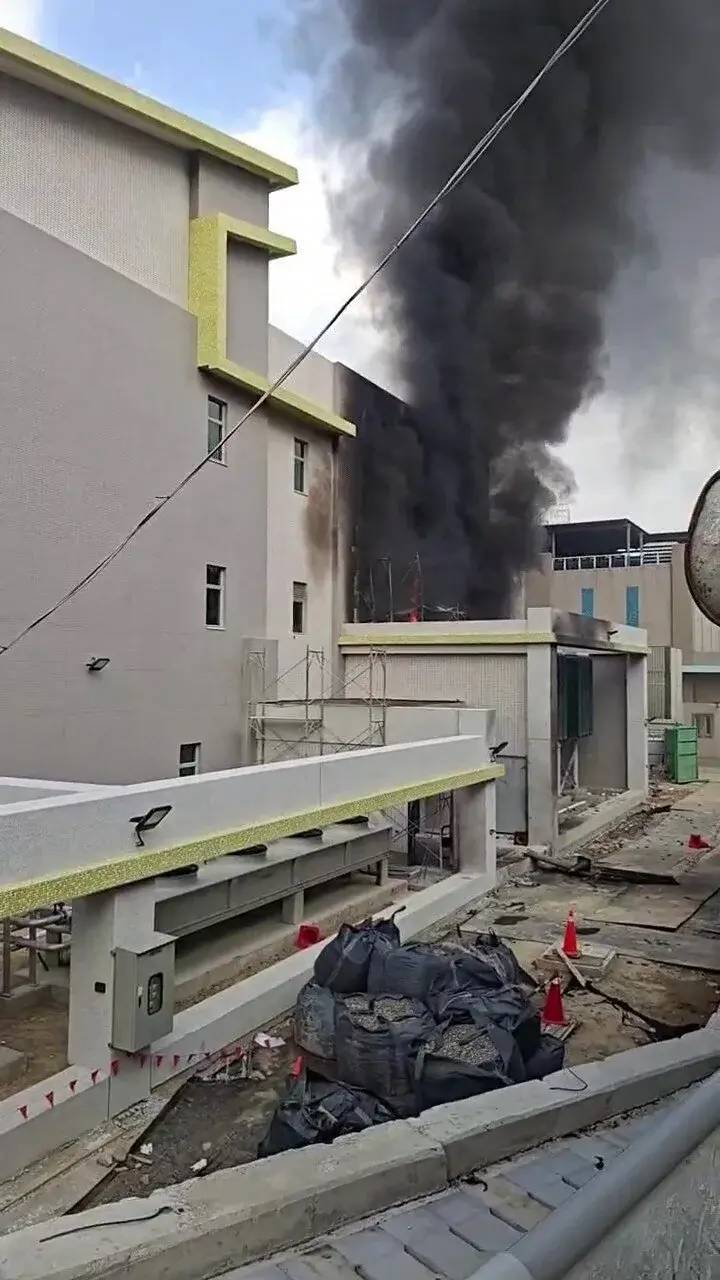 位於新竹科學園區重要電力設施的竹園超高壓變電所， 今（16日）下午發生爆炸火警。 圖：竹市消防局提供