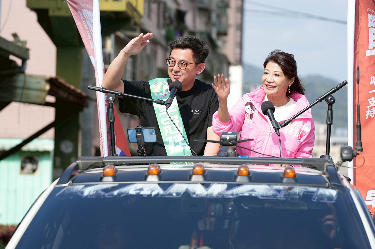 民進黨新北市議員卓冠廷16日啟動初選衝刺，首站車掃家鄉鶯歌，邀請立法委員林楚茵跨區助陣。 圖：新北市議員卓冠廷辦公室提供