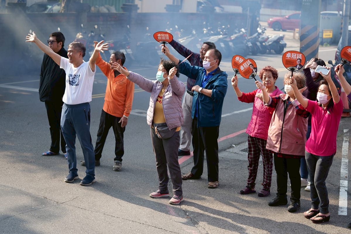 民進黨新北市議員卓冠廷16日啟動初選衝刺，首站車掃家鄉鶯歌，地方鄉親熱情支持。 圖：新北市議員卓冠廷辦公室提供