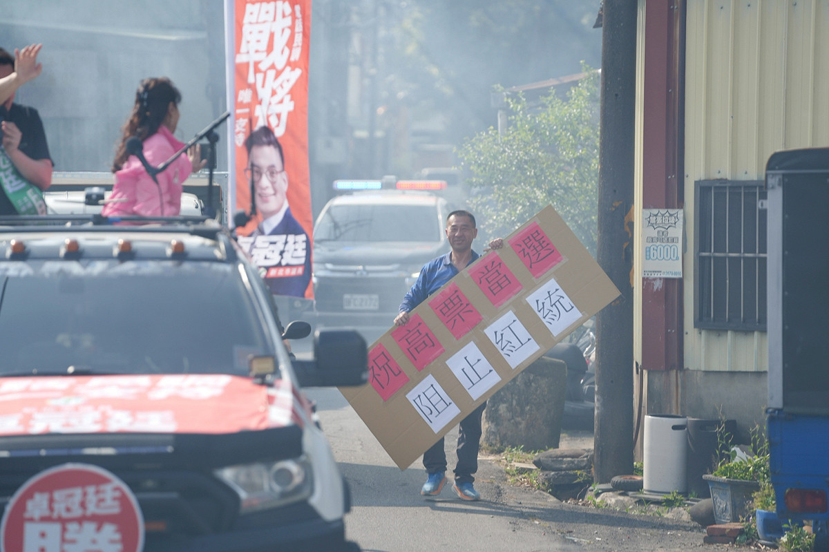 民進黨新北市議員卓冠廷16日啟動初選衝刺，首站車掃家鄉鶯歌，地方鄉親熱情支持。 圖：新北市議員卓冠廷辦公室提供