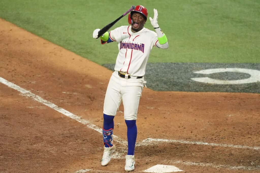 WBC世界棒球經典賽15日美國以2比1險勝多明尼加。圖為9局下多尼明加最後反攻，打者貝德摩遭三振，聽到判決時氣憤高舉雙手。（美聯社）