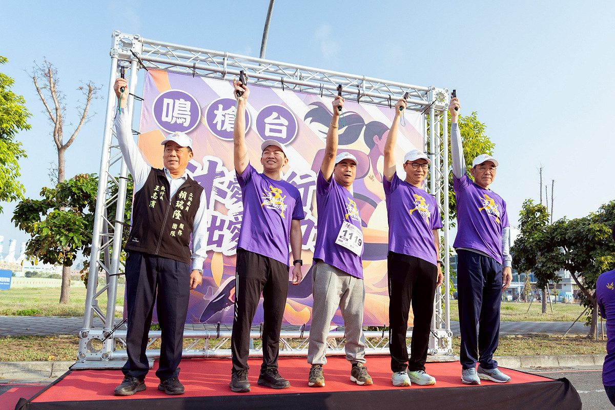 謝丰益(中)與吳立森(左二)、侯尊堯(右二)、朱文慶(右一)等為「沐華公益路跑」鳴槍。 圖：孫家銘攝