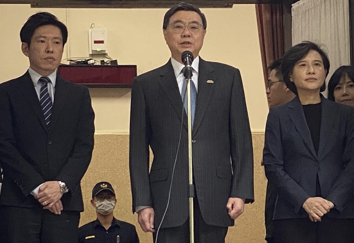 行政院長卓榮泰(中)立法院前受訪 圖：林朝億/攝