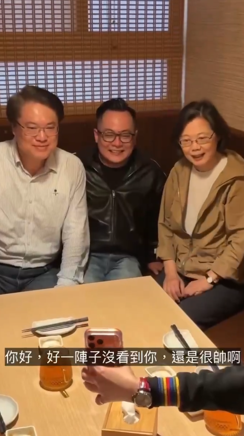 蔡英文、林右昌（左）、童子瑋（中）打視訊電話向宋楚瑜祝壽。 圖：童子瑋辦公室提供