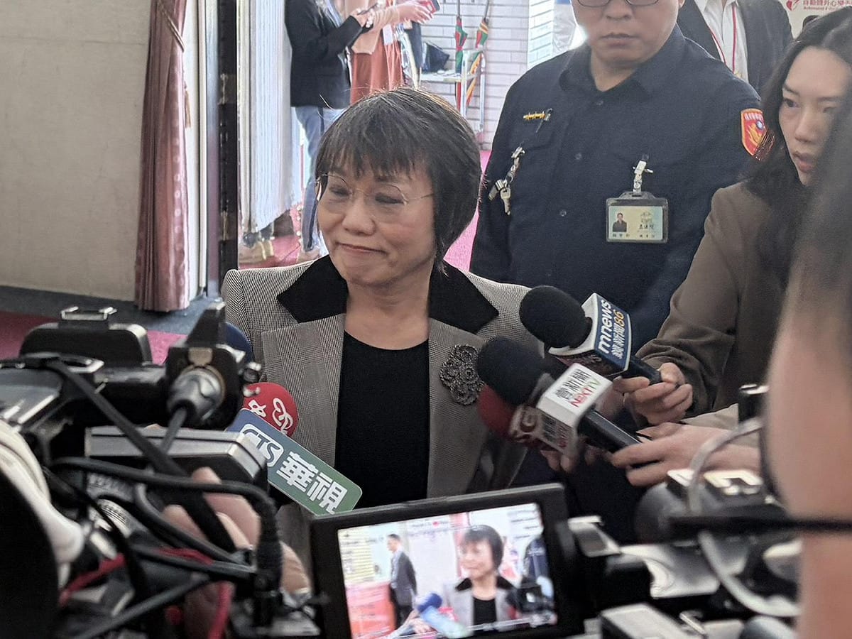內政部長劉世芳今（17）早受訪時，遭記者麥克風觸身。 圖：李宣萱／攝