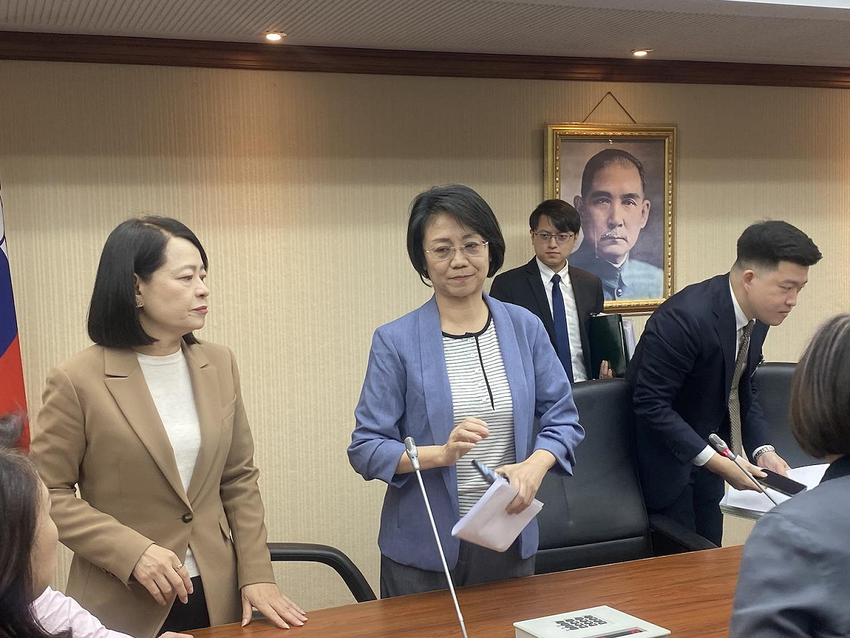 17日程序委員會，召委翁曉玲眼見藍白委員人數劣於綠營，因此以朝野黨團無法達成共識為由，將本次議程草案提報院會處理，該裁示也引發民進黨委員不滿，紛紛向前抗議。 圖：林朝億/攝