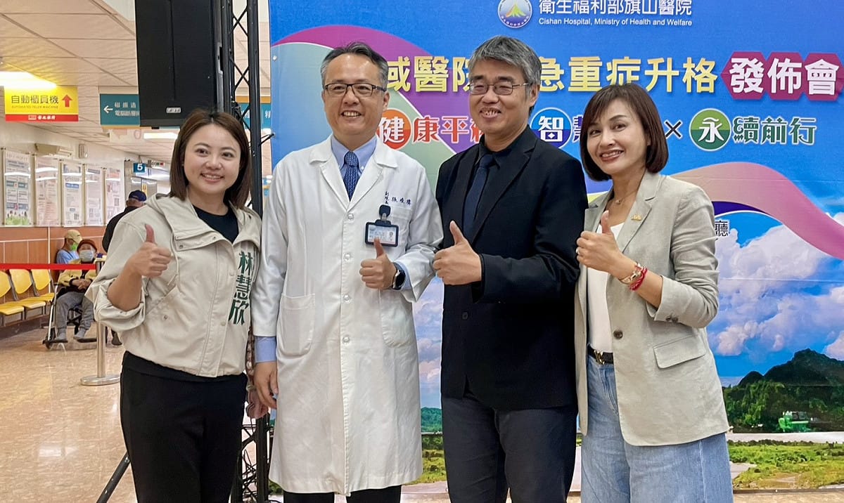 邱議瑩(右一) 表示，擔任立委期間積極向中央爭取資源，如今喜迎旗山醫院升格成爲區域教學醫院。 圖：邱議瑩辦公室/提供
