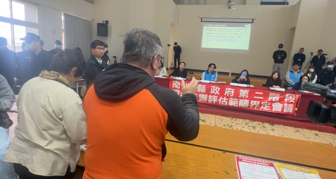 南投縣政府昨（16）日在名間鄉舉辦「名間鄉焚化爐」的環評範疇界定會議，引發現場警民激烈衝突。 圖：擷取自 陳椒華 FB直播影片