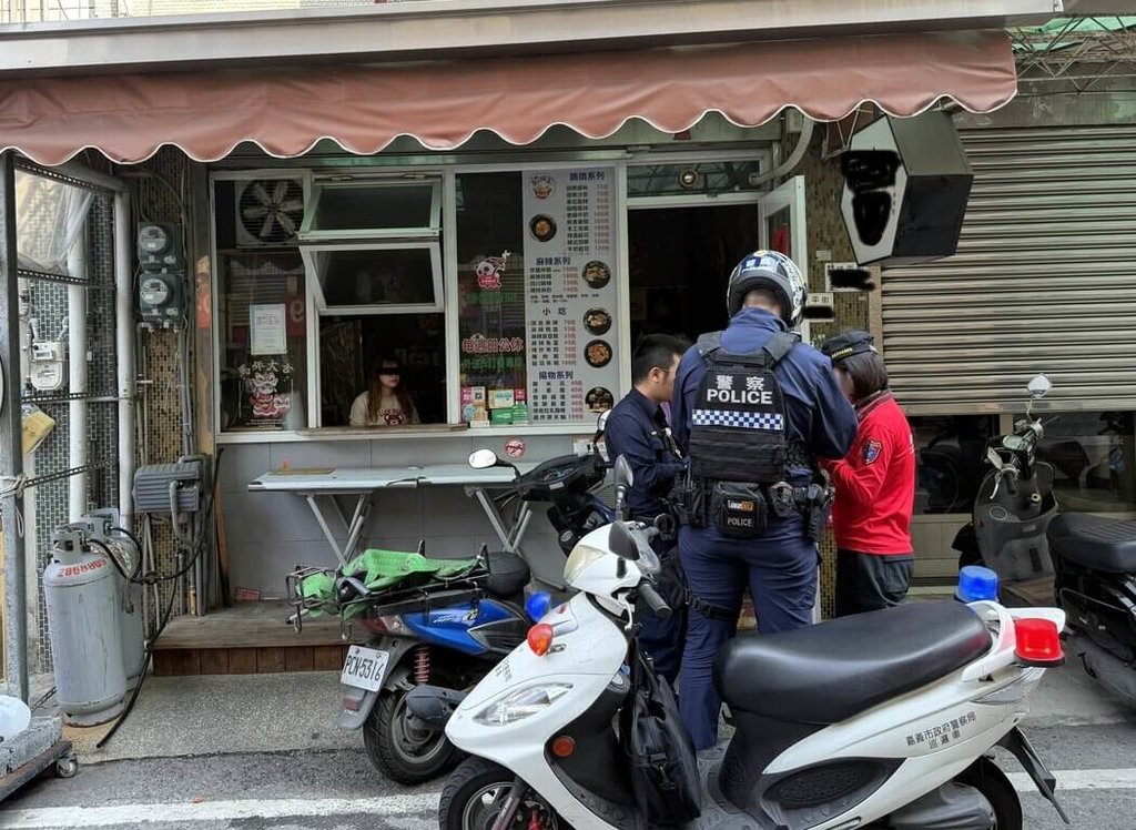 嘉義市延平街1間小吃店17日更換瓦斯桶時，疑靠近熬湯火源，瞬間氣爆，2人灼傷送醫治療。（民眾提供）中央社記者黃國芳傳真　115年3月17日