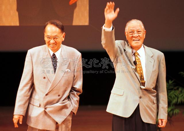 圖為前總統李登輝與彭明敏於2001年對談之影像。 圖：翻攝自國家文化記憶庫（資料照）