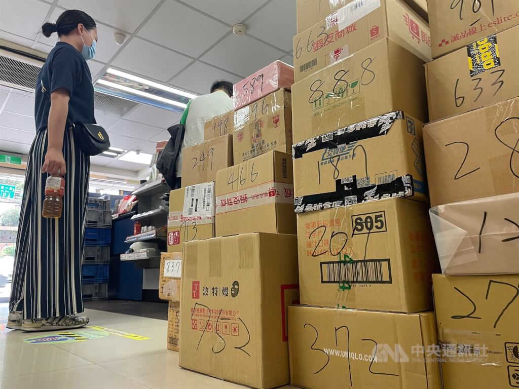 刑事局表示，今年農曆過年前後、1至2月間的網路購物詐騙報案件數共計有6735件。圖為便利商店堆滿待領取的網購包裹。（示意圖／中央社檔案照片）