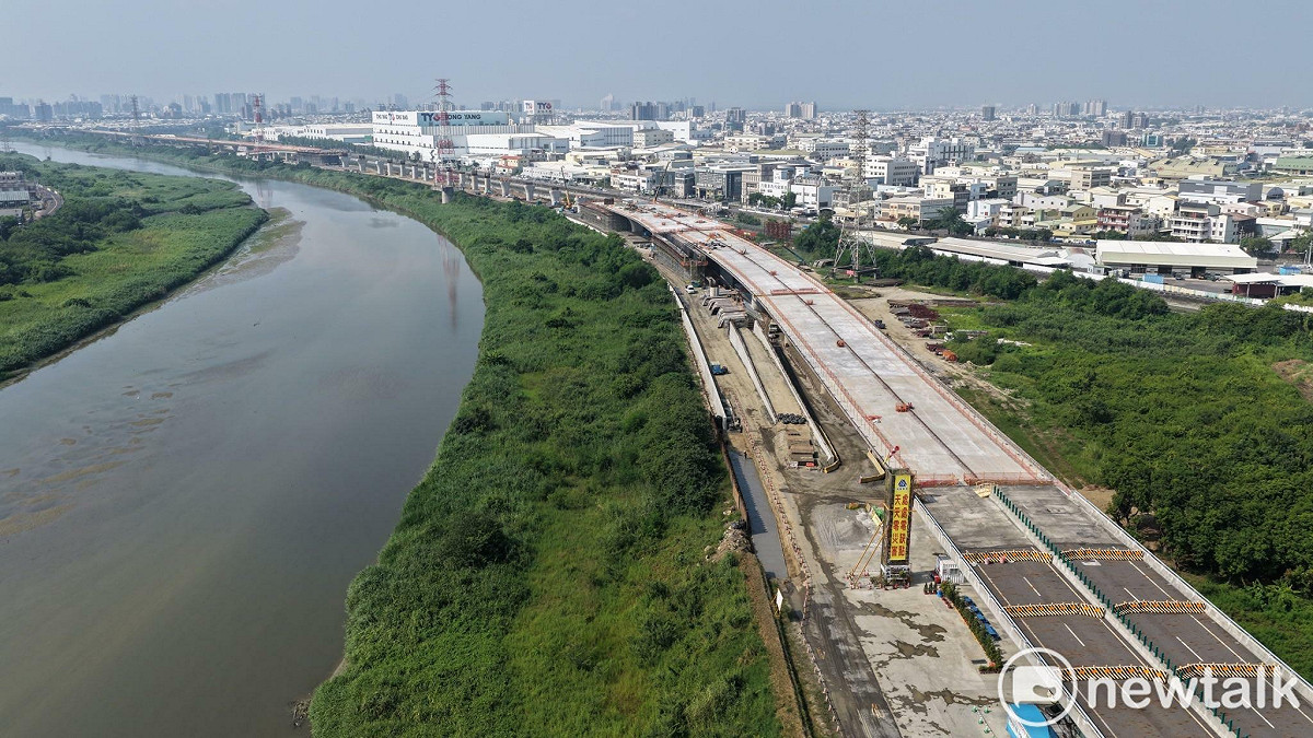 台南市政府工務局於市政會議專案報告工程進度時指出，北外環快速道路全長約 13.5 公里，總經費約 227 億元，分四期推動，預計120年底全線完工通車。 圖：台南市政府／提供