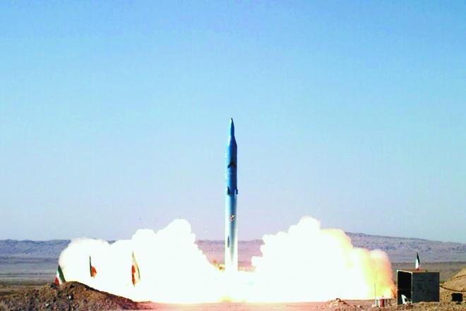 伊朗伊斯蘭革命衛隊3月15日發動代號「真實承諾-4」行動第54輪攻擊，首次動用「泥石」固體燃料中程彈道飛彈。 圖:翻攝自網易