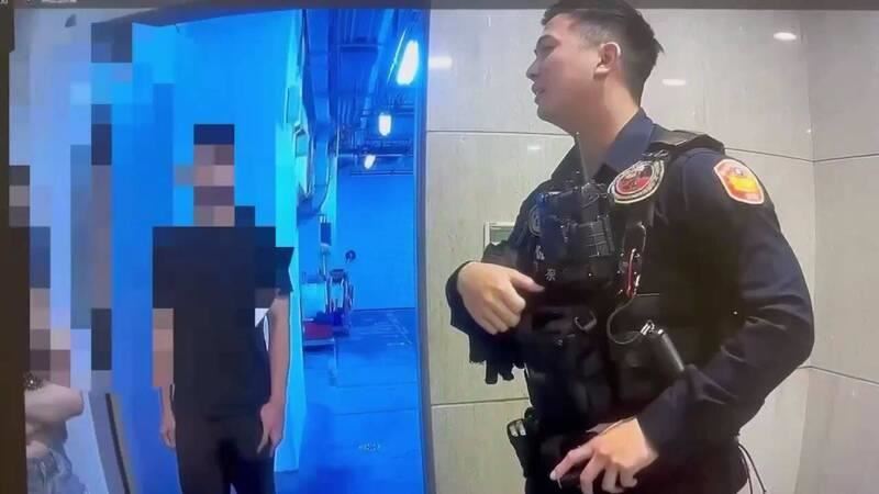 卓姓AV女網紅大鬧北市攀岩館，轄區員警到場調停。 圖：翻攝畫面