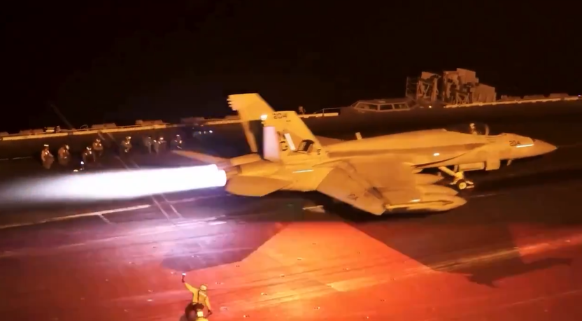 美軍EA-18G 「咆哮者」電子戰機自航空母艦起飛的照片。 圖：翻攝自Ｘ／@warsurv