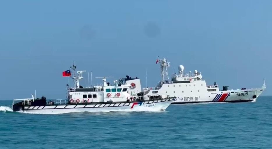 中國海警船連二日侵擾金門海域，海巡艇「一對一」併航監控驅離。 圖：海巡署提供