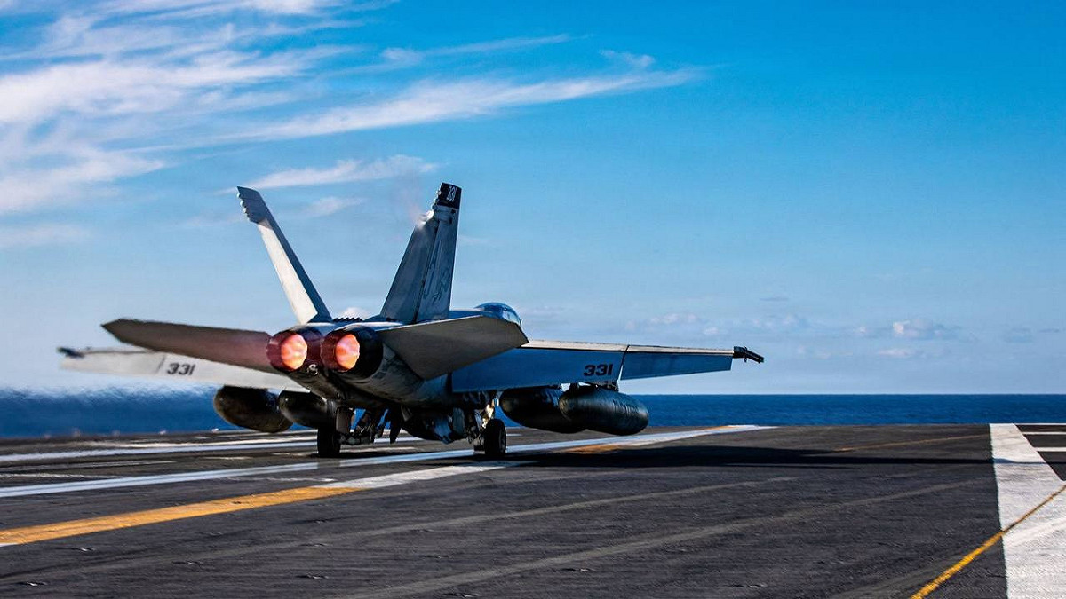 EA-18G 「咆哮者」電子戰機自航空母艦起飛的照片。 圖：翻攝自Ｘ／@TTheBattlefield