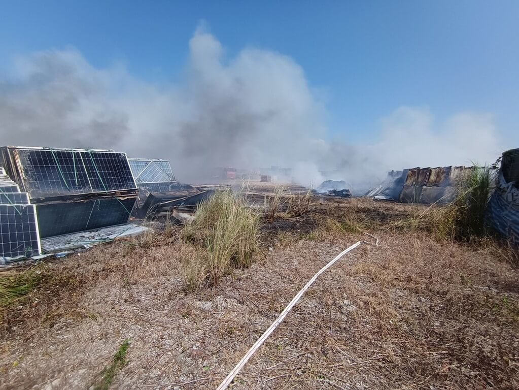 屏東林邊一處太陽能板暫置場17日中午發生火警，8000平方公尺面積延燒約4小時。屏東縣政府消防局共出動10車18人前往搶救。（屏東縣政府消防局提供）中央社記者黃郁菁傳真 115年3月17日
