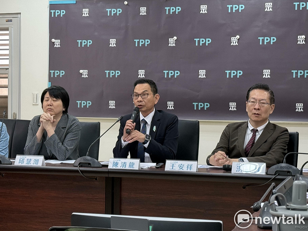 民眾黨團幹事長邱慧洳（左起）、總召陳清龍、王安祥。 圖：周煊惠 / 攝（資料照）